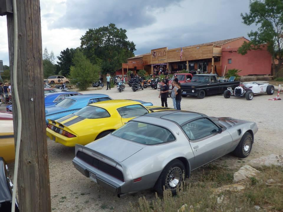 Rassemblement de voitures américaines au restaurant Caroll's