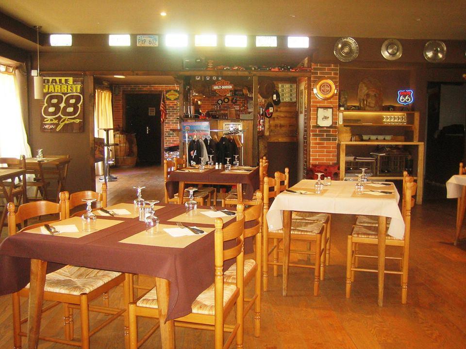 Salle et restauration américaine au restaurant Caroll's