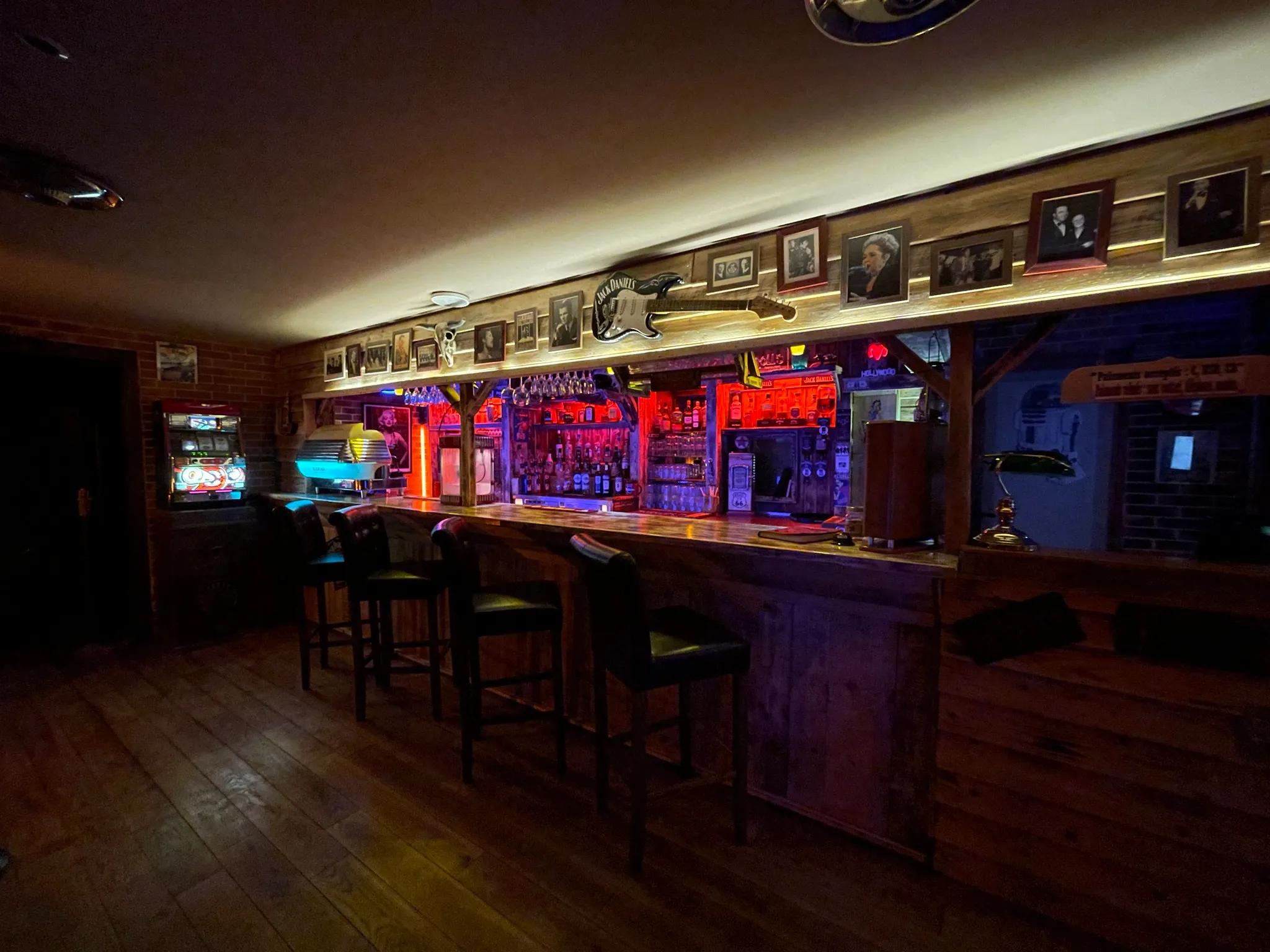 Restaurant américain sur la Nationale 7 — burgers, grillades, cocktails et une salle de 200 m² où l'élégance rencontre l'esprit Far West.